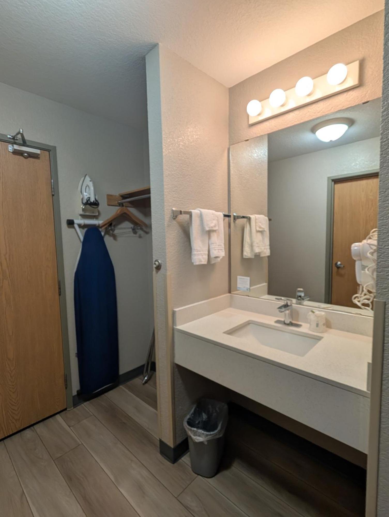 Days Inn & Suites By Wyndham Касл-Рок Экстерьер фото